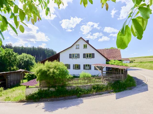 Raum für Herzenswünsche: Großzügiges Wohnen in idyllischer Umgebung