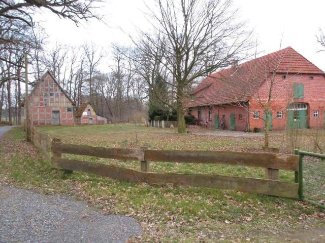Großes Bauernhaus mit diversen Nebengebäuden