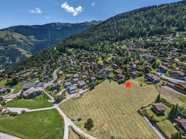 Großes bewirtschaftetes Grundstück ohne Mandat in einem Wohngebiet sehr nahe am Zentrum des Resorts mit herrlichem Blick auf die Berner Alpen