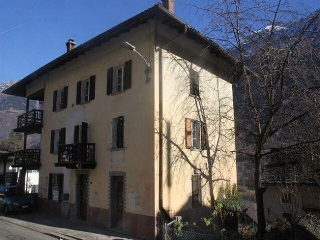 grosses Dorfhaus mit Garten / grosses Haus im Kern mit Garten