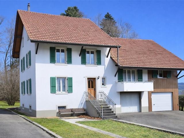 Großes Dorfhaus im Dorf Châtillon im Jura