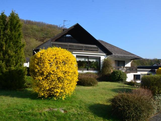 Großes EFH/Generationenhaus. Ideal für Freiberufler: Büros/Halle. Aktuell hohe Mieteinnahme