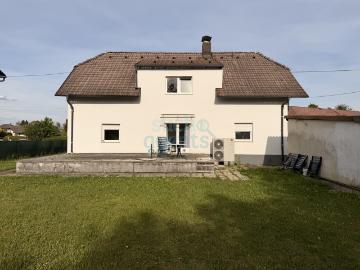 Großes Ein Zweifamilienhaus in ruhiger Siedlungslage zu vermieten