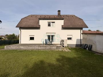 Großes Ein Zweifamilienhaus in ruhiger Siedlungslage zu vermieten