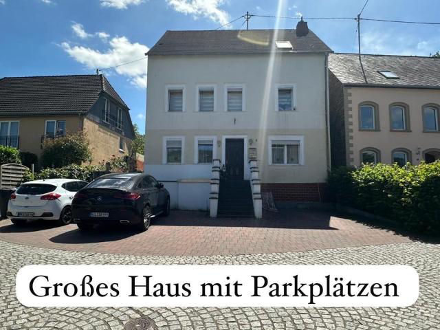 Großes Ein bis Mehrfamilienhaus mit Garten