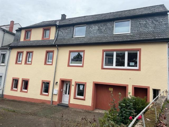 Großes Einfamilienhaus mit Garten, Küche und Möbeln