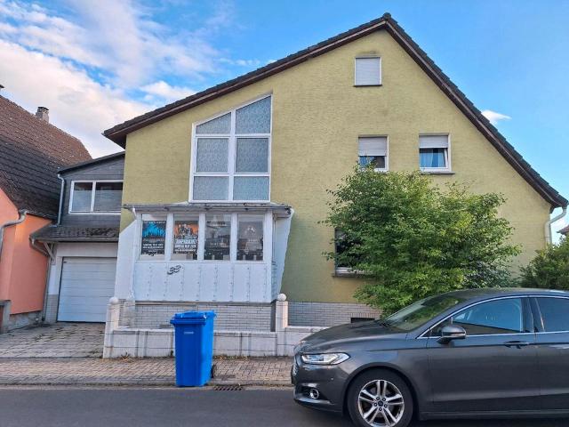 Großes Einfamilienhaus mit Garten, Terrassen und Wintergarten