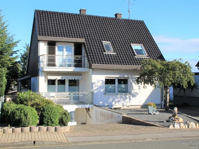 Großes Einfamilienhaus mit Garten und 2 Garagen individuell gestaltet!