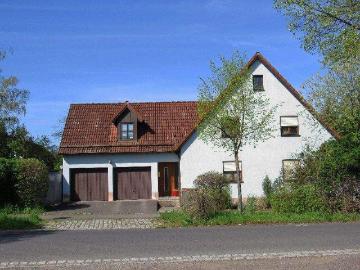 Großes Einfamilienhaus mit Doppelgarage und eingewachsen Garten