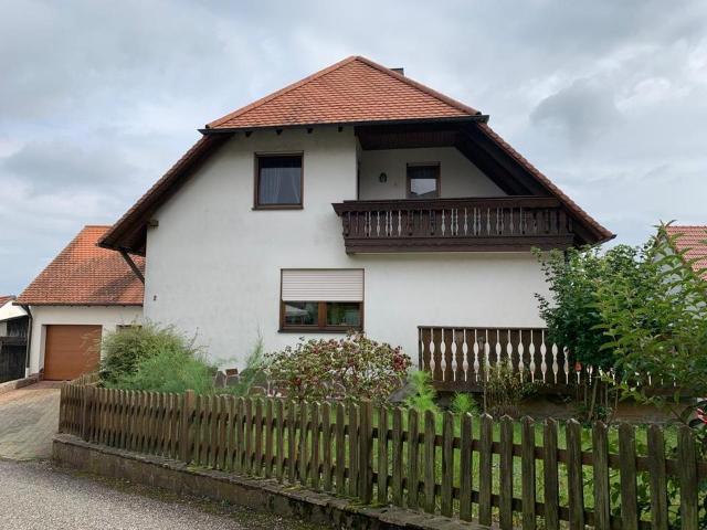 Großes Einfamilienhaus mit Doppelgarage und Garten in Theres