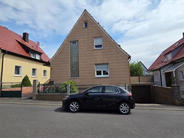 Großes Einfamilienhaus mit Nebengebäude und Garten