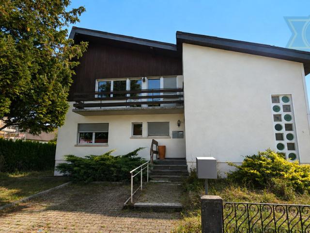 Großes Einfamilienhaus mit zwei Wohnungen