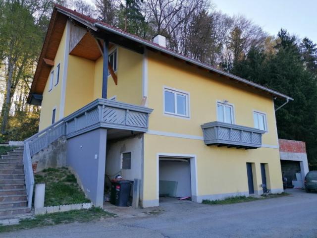 Großes Familienhaus mit Garten und Garage in Ruhelage