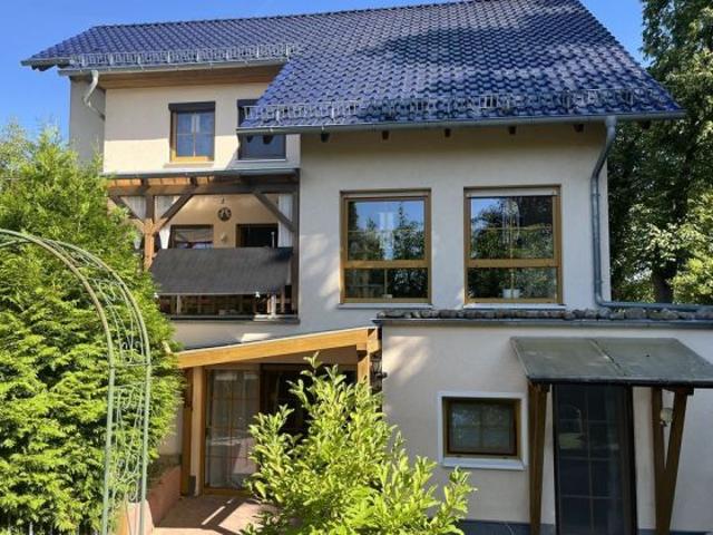 Großes freistehendes 1 2 Familienhaus mit Einliegerwohnung
