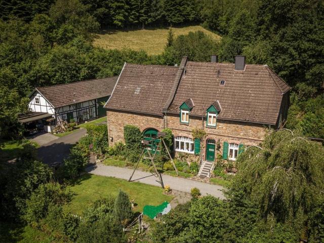 Großes freistehendes Haus mit großem Grundstück in Alleinlage – Eifel
