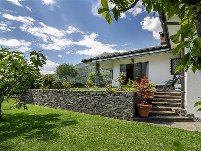 Großes freistehendes Haus mit wunderschönem Garten im Wohngebiet