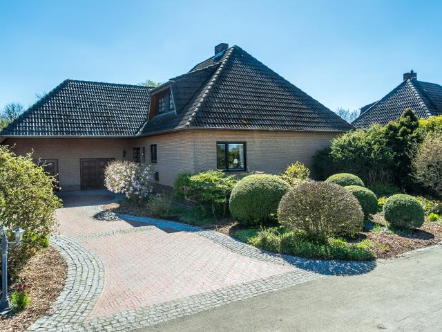 Großes & gepflegtes Einfamilienhaus mit Doppelgarage, Sauna, Kamin und mehreren Heizungsoptionen