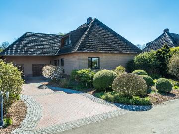 Großes & gepflegtes Einfamilienhaus mit Doppelgarage, Sauna, Kamin und mehreren Heizungsoptionen