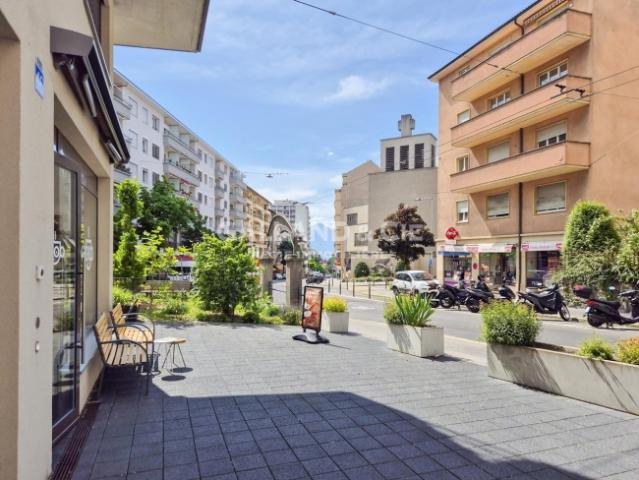 Großes Gewerbegebiet von 150 m² mit Fenstern und Terrasse