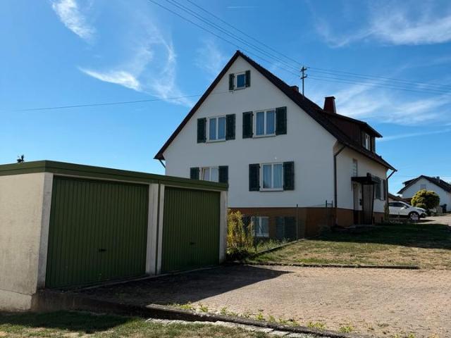 Großes Grundstück mit Haus und Doppelgarage