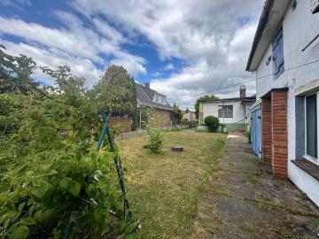 Großes Grundstück mit sanierungsbedürftigem Haus, voll unterkellert, viele Nebengelass