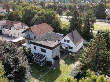 Großes Grundstück mit zwei sanierungsbedürftigen Häusern und Garage auf großem Grund