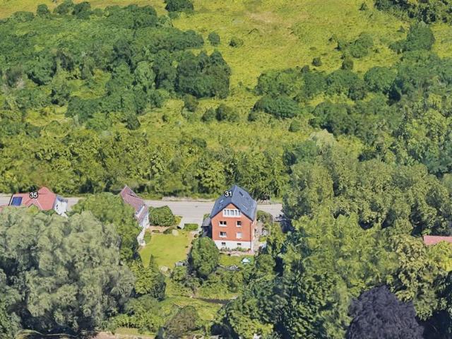 Großes Haus alleinstehend mit Garten, viel Grün