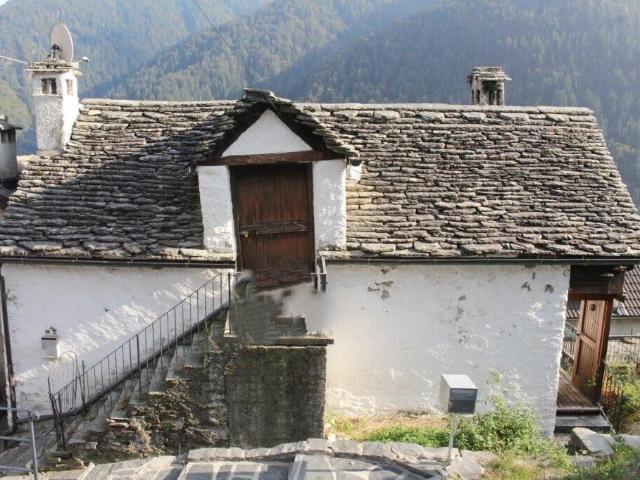 grosses Haus im Dorfkern mit Terrasse+kleinem Garten /Haus im Kern mit Terrasse+kleinem Garten