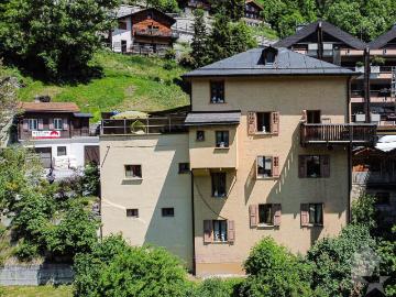 Großes Haus mit Geschäftsräumen im Zentrum des Dorfes