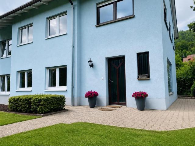 Großes Haus mit schönem Garten in einer ruhige Seitenstraße