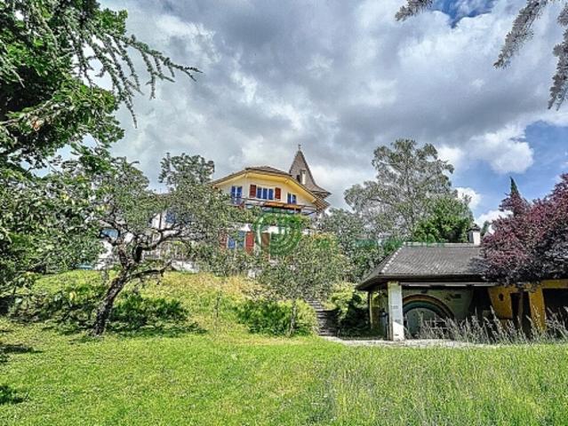 GROSSES HAUS MIT TURM IN EINEM REIZENDEN PARK CORCELLES NE