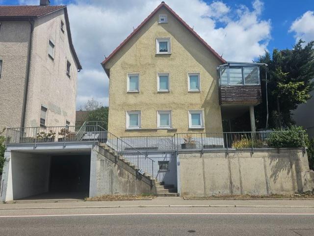 Großes Haus mit viel Platz und großer Garage – Sanierungsobjekt mit Potenzial