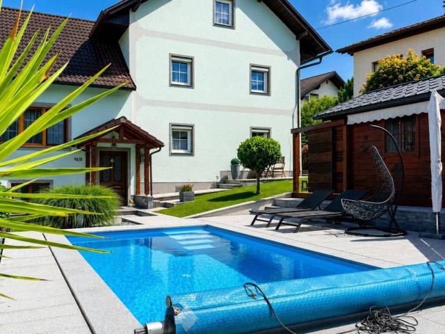 Großes Haus mit zwei Wohneinheiten, Pool und Garten