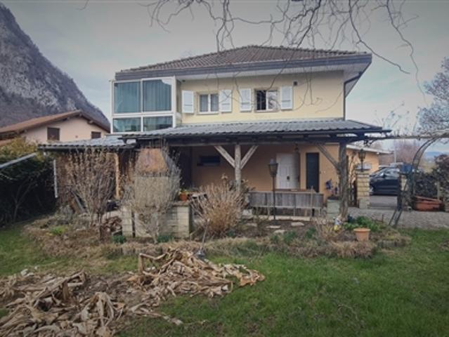 Grosses Haus mit 2 3,5 Zimmer Wohnungen auf 672 m2