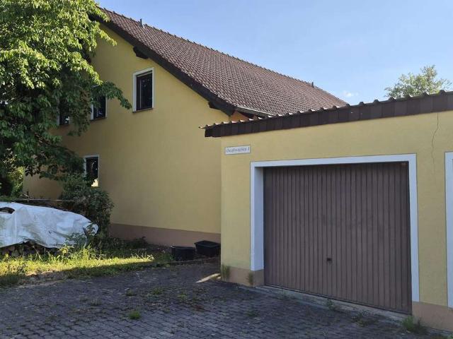 Großes Haus mit 2 spiegelgleichen Einheiten im EG mit Keller, Ausbaufähigen OG und großen Garten