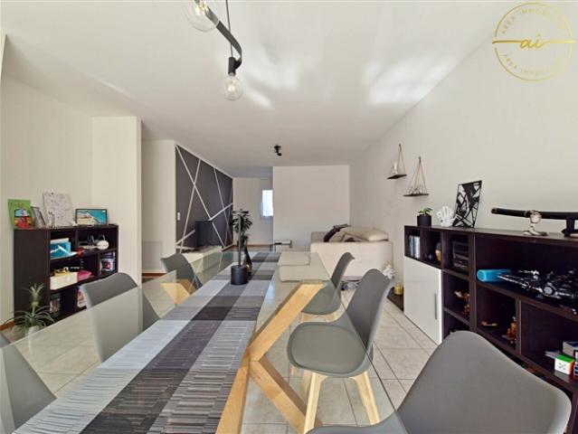 GROSSES, HELLES 4,5 ZIMMIGES APARTMENT MIT BALKON