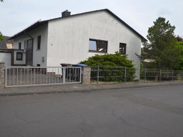 Großes, helles Ein Zweifamilienhaus mit wunderschönem Garten