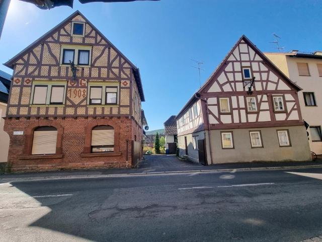 Großes Immobilien Ensemble: 2 Häuser + XXL Scheune in Hösbach