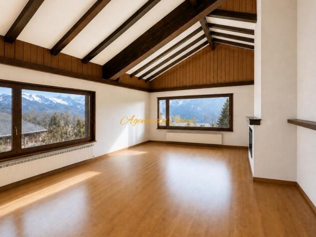 Großes Potenzial für dieses Haus besteht aus zwei separaten Wohnungen, die 5 Autominuten von Crans Montana entfernt liegen