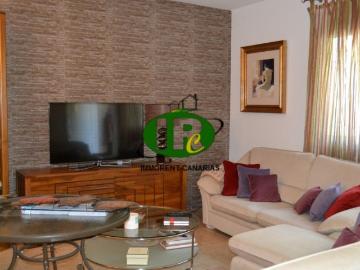 Großes Reihenhaus auf 3 Ebenen mit Terrasse unten und großer Dachterrasse und Garage stellplatz in San fernando