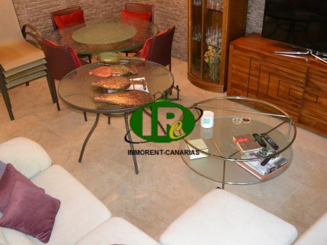 Großes Reihenhaus auf 3 Ebenen mit Terrasse unten und großer Dachterrasse und Garage stellplatz in San fernando