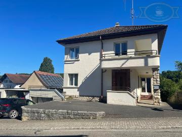 Großes, renoviertes Haus im Dorfzentrum von Chevenez