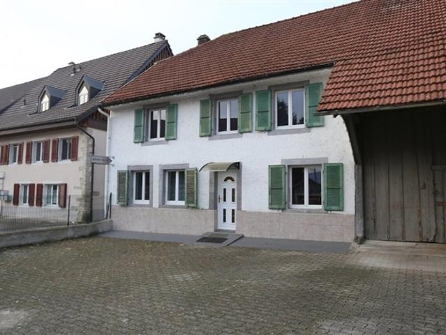 Großes renoviertes 8 Zimmer Gebäude zum Verkauf in der Alle