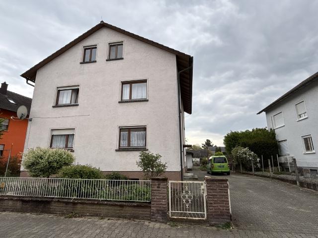 Großes renovierungsbedürftiges ZFH mit teilweise ausgebautem DG in ruhiger Lage von Iffezheim