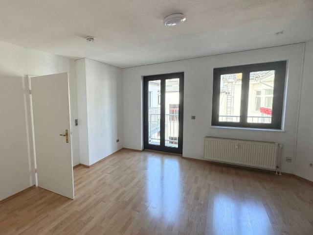 Großes Single Apartment mit EBK & BALKON in ruhiger Hinterhoflage