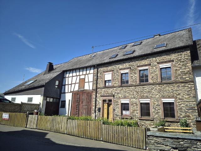 Großes, solides Bauern und Winzerhaus mit einem der schönsten Ausblicke auf die Mosel!