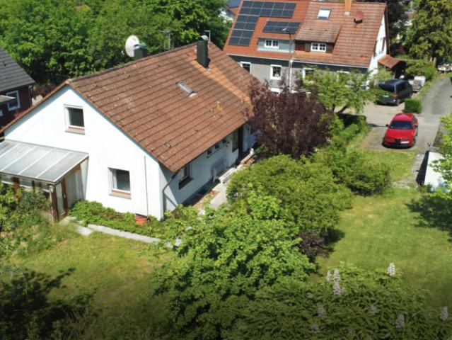 Großes, sonniges Traumgrundstück m. Einfamilienhaus und viel Platz zur freien Entfaltung!