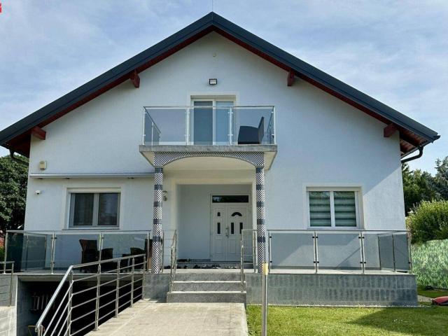 Großes, topausgestattetes Haus mit 8 Zimmer, 2 Terrassen, Garten, Pool und Wellnessbereich