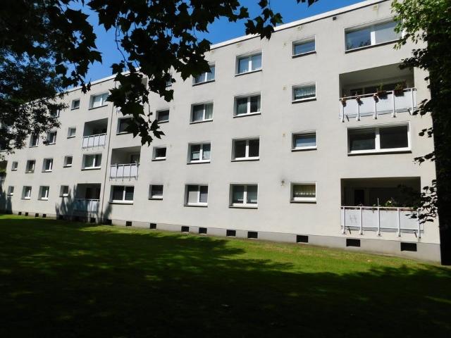 Großes Wohnzimmer, Balkon und Platz für die Familie, was will man mehr !? Vielleicht noch eine Einbauküche, denn diese ist ebenfalls vorhanden!