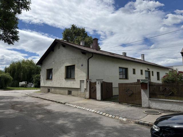 großes Wohnhaus mit 6 Schlafzimmern und Vollkeller